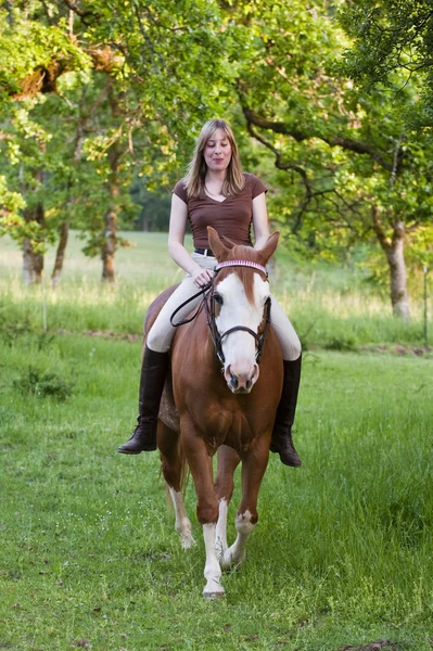 Mujer montando su caballo a pelo — Foto de Stock