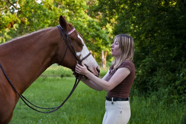 Pretty woman bonding with her horse — Stock Photo, Image