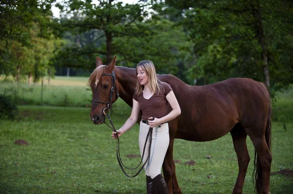 Onun atı ile sakin bir an sahip kadın — Stok fotoğraf
