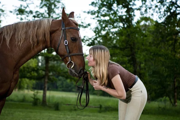 Pretty woman bonding with her horse — Stock Photo, Image