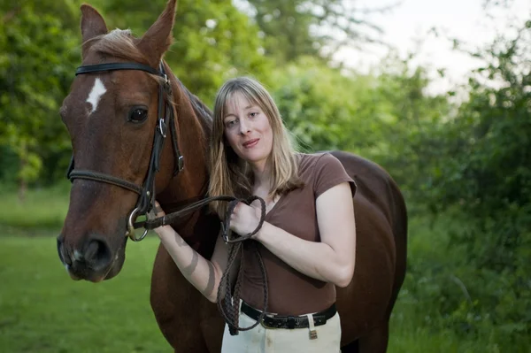 Woman having a quiet moment with her horse — Stock Photo, Image