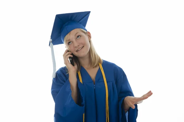 Graduándose chica en bata en el teléfono celular — Foto de Stock