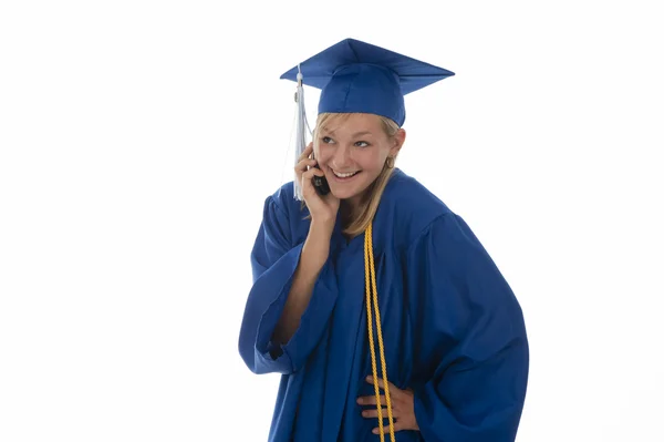 Graduándose chica en bata en el teléfono celular — Foto de Stock