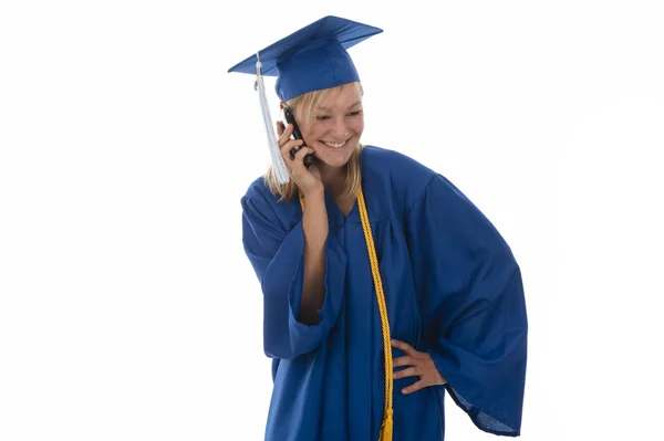 Graduándose chica en bata en el teléfono celular — Foto de Stock