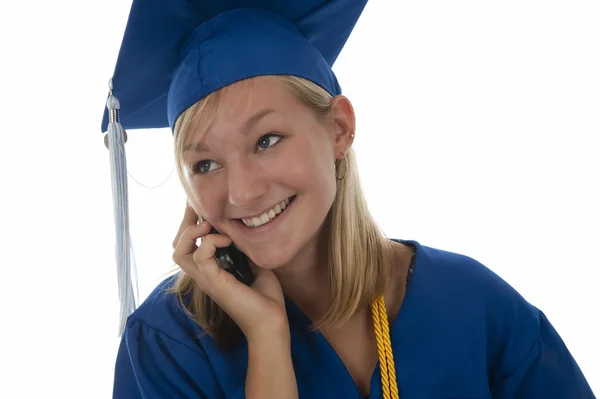 Graduándose chica en bata en el teléfono celular — Foto de Stock