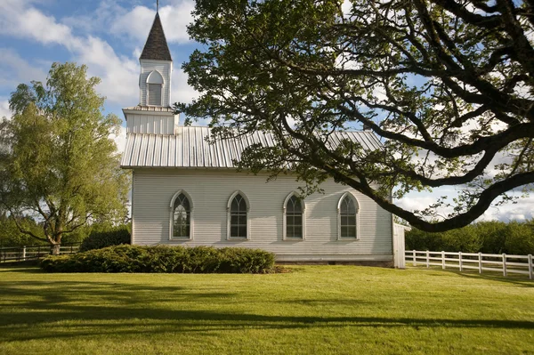 Vanha valkoinen maaseudun kirkko — kuvapankkivalokuva