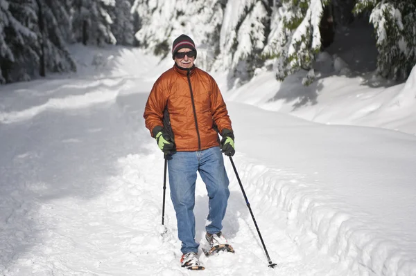 Senior homem snowshoeing — Fotografia de Stock