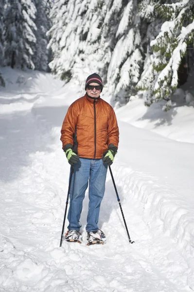 Starší muž na sněžnicích — Stock fotografie