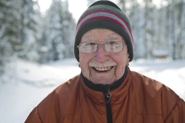 Äldre man i snörik vinter scen — Stockfoto