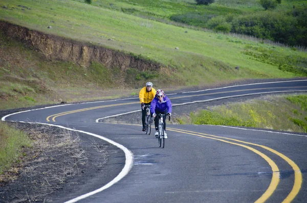 Dois ciclistas na estrada rural — Fotografia de Stock