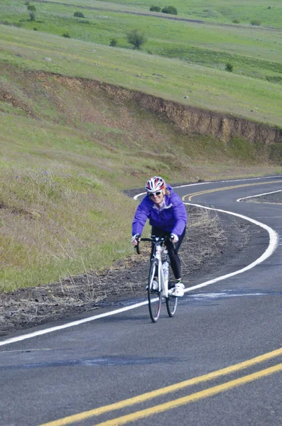 Enda cykel ryttare på lantlig väg — Stockfoto