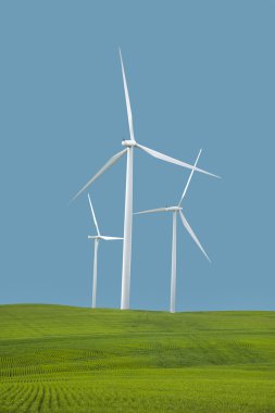 Rüzgar türbinleri açık mavi gökyüzü altında