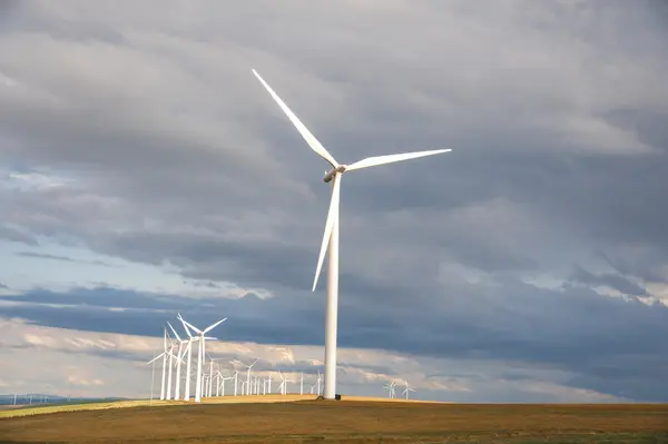 Wind turbines below a stormy sky — Stock Photo, Image