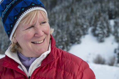 Orta yaşlı kadın karda