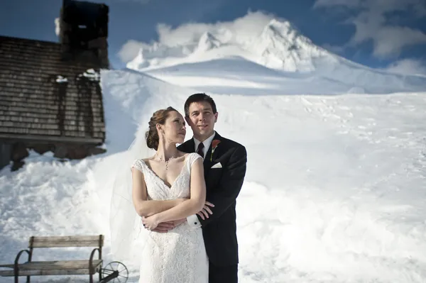 Casamento de inverno na neve — Fotografia de Stock