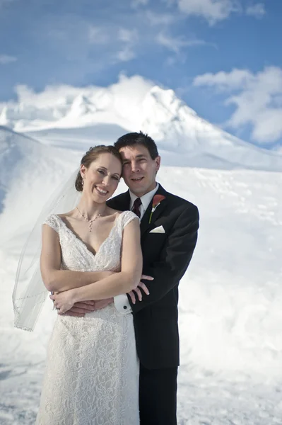 雪の冬の結婚式 — ストック写真