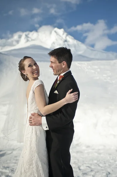 雪の冬の結婚式 — ストック写真