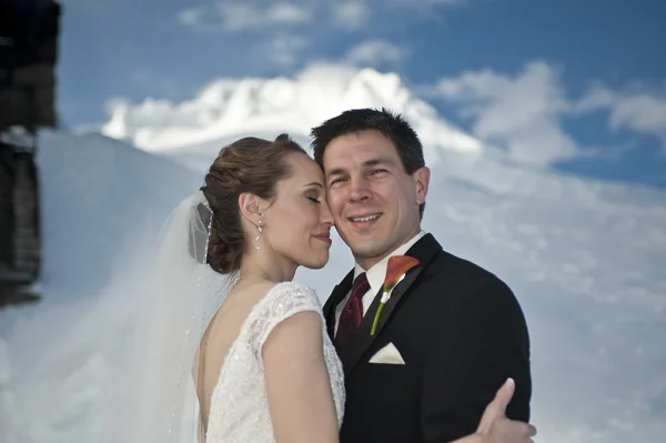 Зимняя свадьба в снегу — стоковое фото