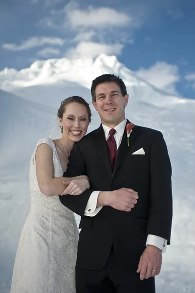 Casamento de inverno na neve — Fotografia de Stock