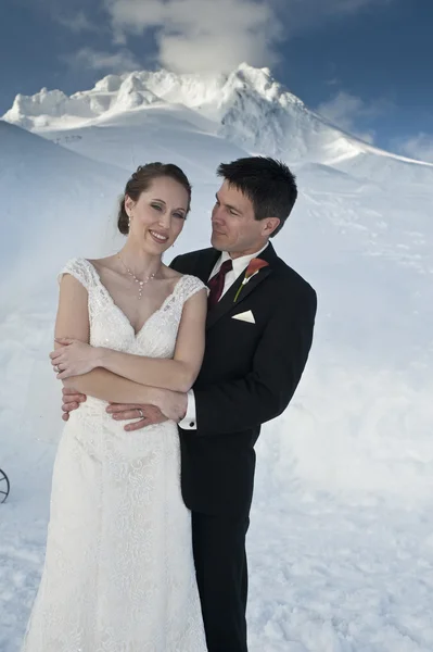 雪の冬の結婚式 — ストック写真