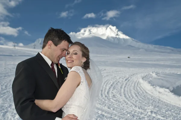 Casamento de inverno na neve — Fotografia de Stock