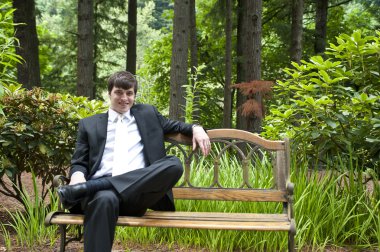 bankta oturan düğün damat