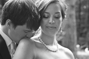 yeni evliler samimi öpücük