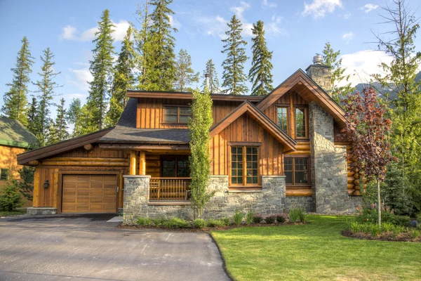 Moderní domy v lyžařském středisku — Stock fotografie