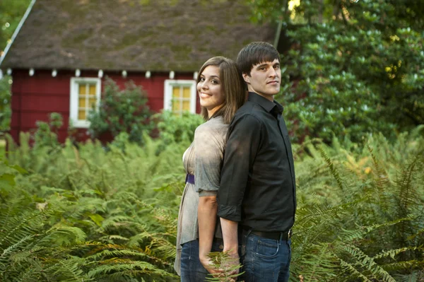 Casal de pé de volta para trás — Fotografia de Stock