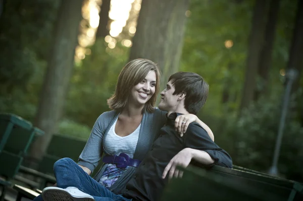 Couple romantique sur banc — Photo