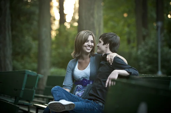 Couple romantique sur banc — Photo