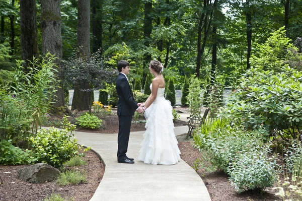 Sposi il giorno del loro matrimonio — Foto Stock