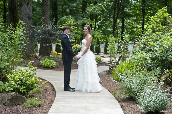 Nygifta på deras bröllopsdag — Stockfoto