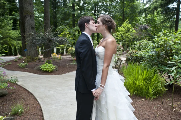 Beijos de recém-casados — Fotografia de Stock