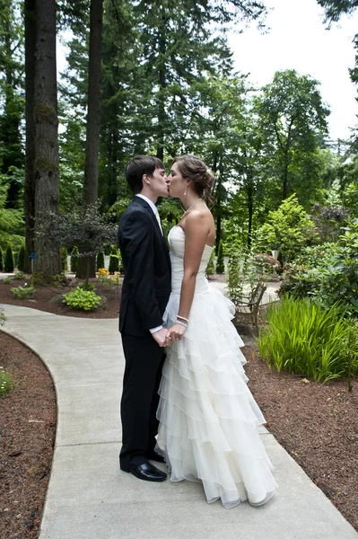 Beijos de recém-casados — Fotografia de Stock