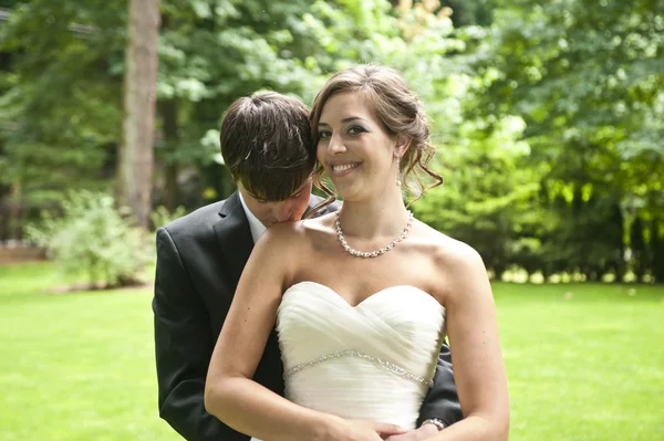 Recém-casados beijo íntimo — Fotografia de Stock