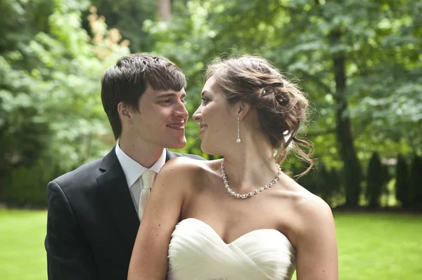 Recém-casados no dia do casamento — Fotografia de Stock