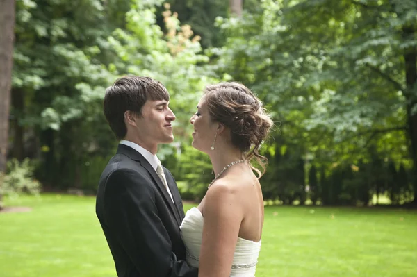 Sposi il giorno del loro matrimonio — Foto Stock