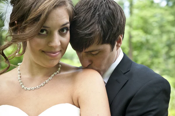 Newlyweds intimate kiss — Stock Photo, Image