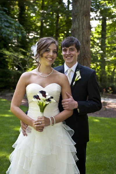 Recém-casados no dia do casamento — Fotografia de Stock