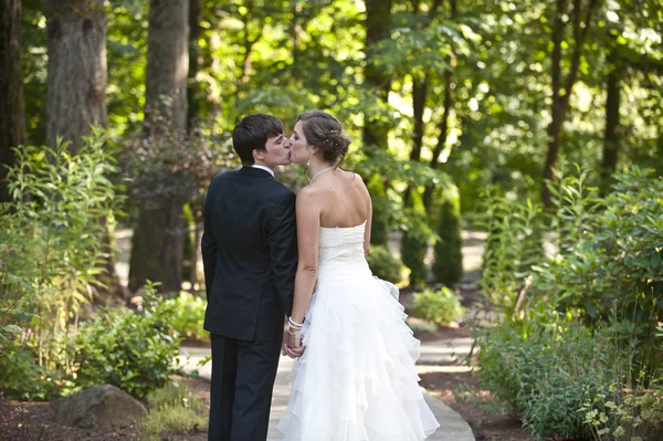 Novia y novio en el entorno forestal — Foto de Stock