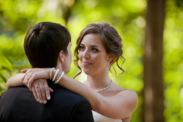 Bride and groom in forest setting — Stock Photo, Image