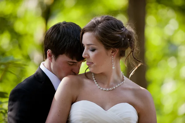Novomanželé intimní polibek — Stock fotografie