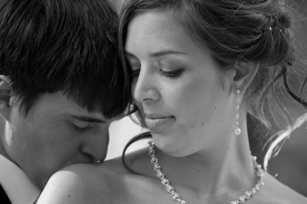 Yeni evliler samimi öpücük — Stok fotoğraf