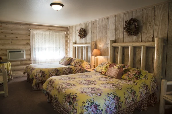 habitación de motel rústico