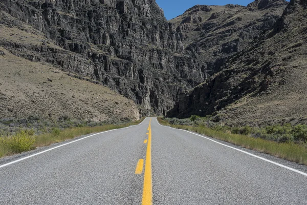 Autopista que entra en el cañón —  Fotos de Stock