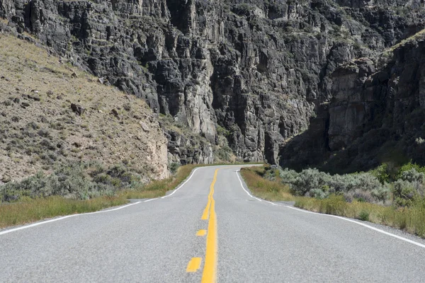 Autostrada che entra nel canyon — Foto Stock