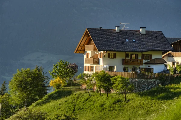 İtalya'nın tyrol bölgesinde beyaz dağ evi — Stok fotoğraf