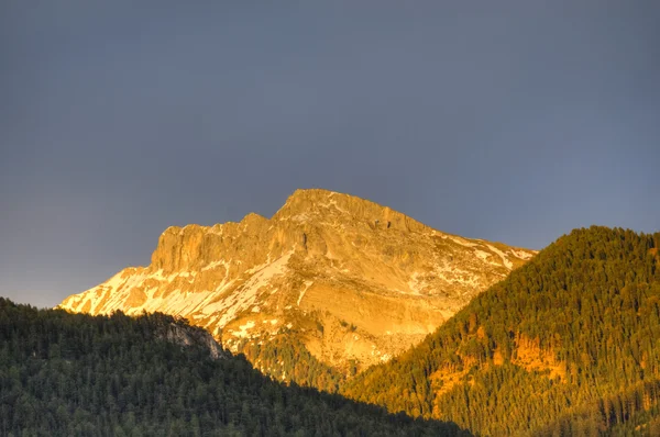 Coucher de soleil alpenglow sur les montagnes — Photo