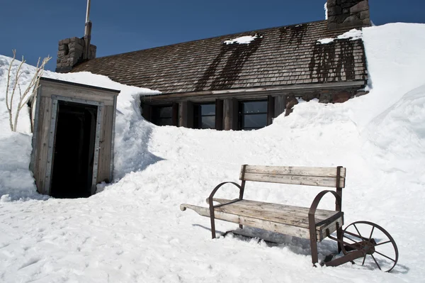 Karda gömülü evi — Stok fotoğraf